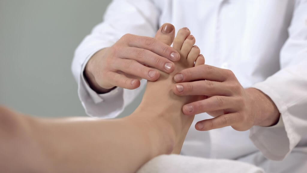 Untersuchung und Behandlung der Füße
